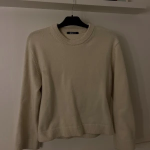 Beige stickad tröja Gina Tricot - En enkel och snygg beige stickad tröja från Gina Tricot. Tröjan har rund hals, ribbade muddar och lång ärm. Finns lite fläckar på två ställen av tröja (se sista bilderna) men går säkert bort om man försöker. Pris kan alltid diskuteras + jag tar ej ansvar för postens slarv 🫶🏼