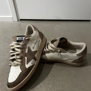 Golden Goose Ball Star - Golden goose ballstar i gott skick. Storlek 43. Modellen är unik och har en ”sliten” stil. Bara höra av sig vid fler frågor