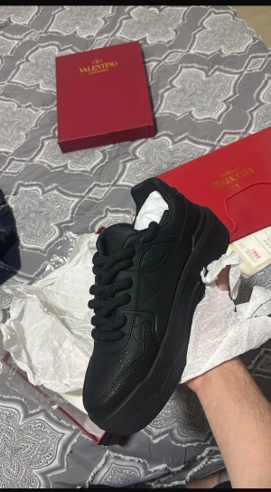 Valentino Garavani skor - Svarta sneakers från Valentino Garavani med chunky plattformssula och quiltade detaljer. Skorna är tillverkade i skinn och har rund tå, grova svarta snören och subtila nitar på sidan. Perfekt för dig som gillar exklusiv streetstyle.