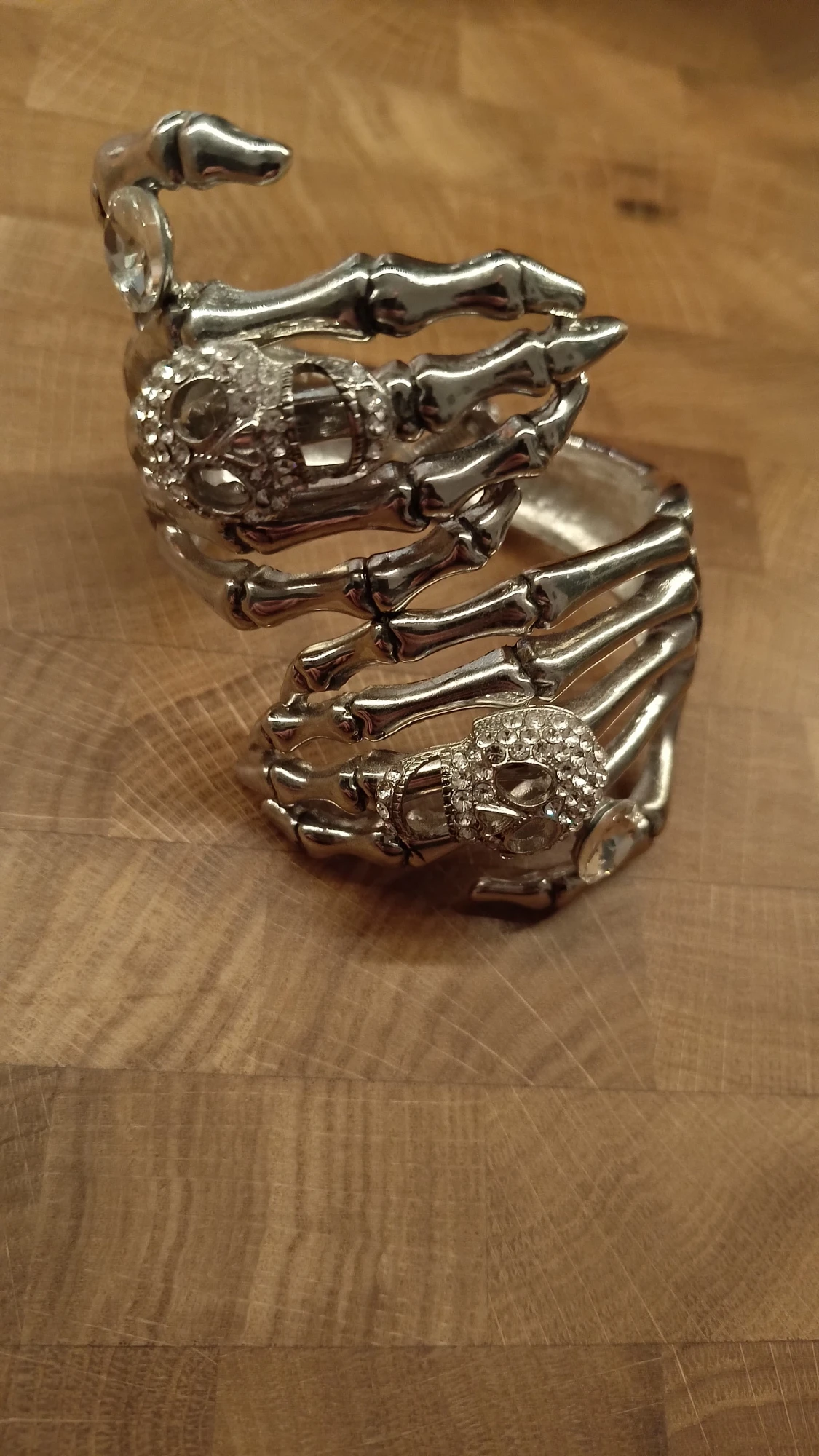 Silverfärgat skelettarmband med döskallar