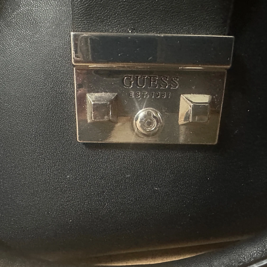 Svart handväska/axelväska från Guess - 2