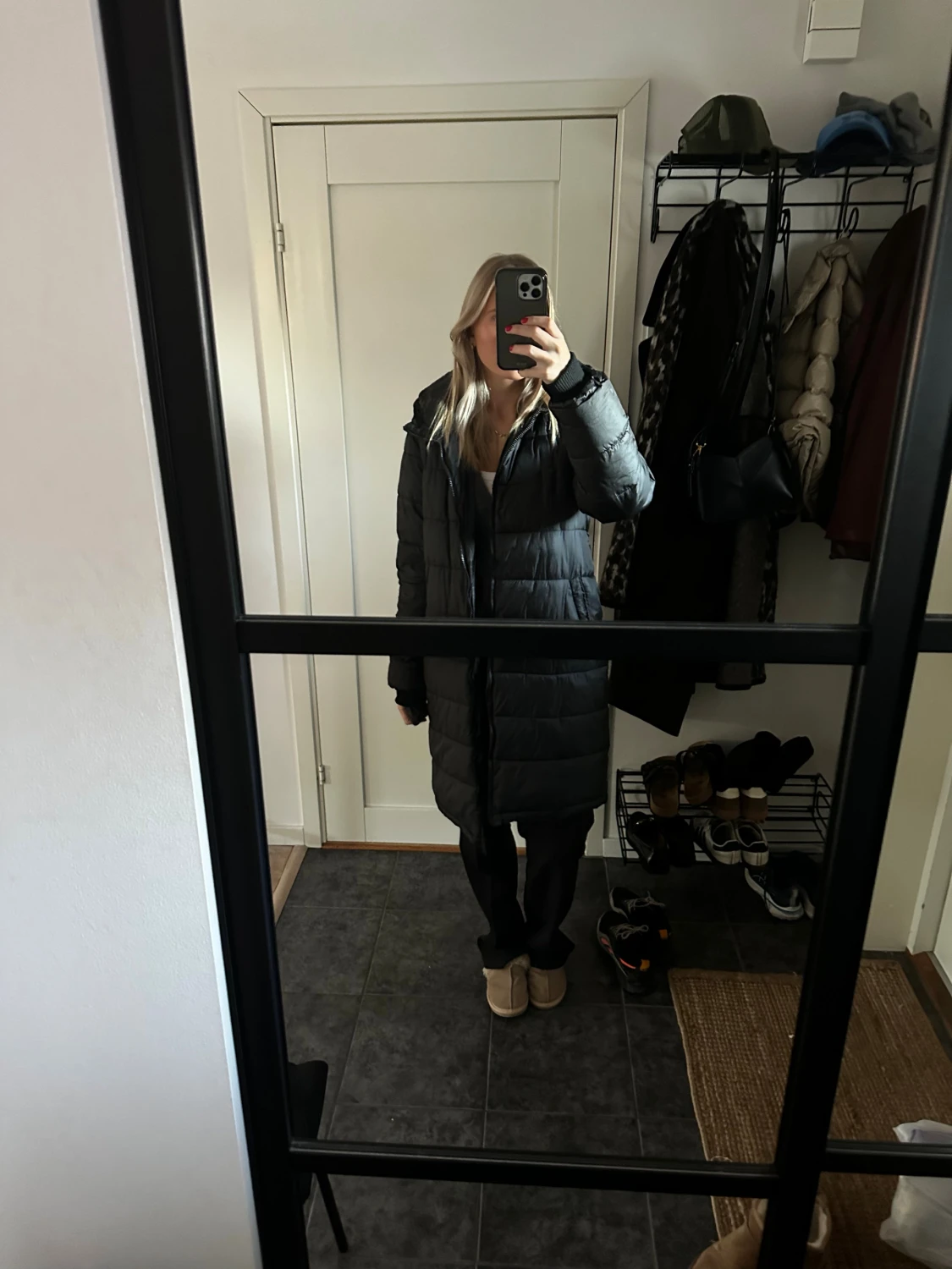 Svart lång jacka med huva