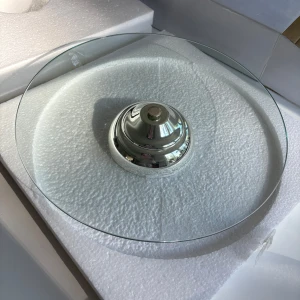 Glas servering fat - Rund glassfat med metallfot är oanvänd och levereras i skyddande förpackning. Inga synliga defekter eller slitage. 