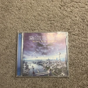 Brave New World - Brave New World av Iron Maiden är ett ikoniskt album med ett futuristiskt omslag och mörka, mystiska motiv. Perfekt för dig som älskar musik med kraftfull energi och vill ha något unikt i din samling. Passar både fans av klassisk metal och dig som vill upptäcka något nytt.