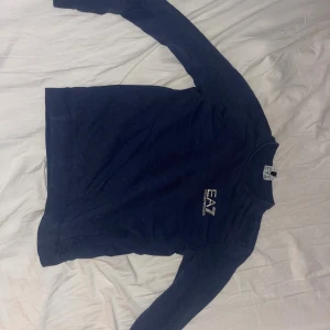 EA7 Armani Tröja - Knappt använd. Tar emot kontant, Swish mm. Kan mötas upp eller posta. Vill bli av med fort.