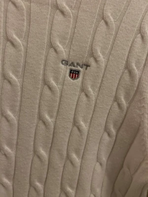 Vit kabelstickad tröja från GANT - Jag säljer denna super fina och sköna vita tröjan från gant! 💗