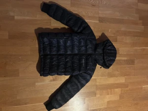 Peak performance dunjacka - En svart dunjacka från peak performance som passar perfekt nu till vintern ❄️. Säljer för att den är för liten, jackan har inget tecken på slitage. Hör av er efter mer detaljer.