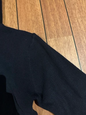 Mörkblå stickad kofta med dragkedja  -  Stickad kofta med dragkedja i regular fit. Ger en varm och komfortabel känsla, Med en ren design som lyfter plagget till ett tidlöst basblagg för vintern. Aldrig använts.