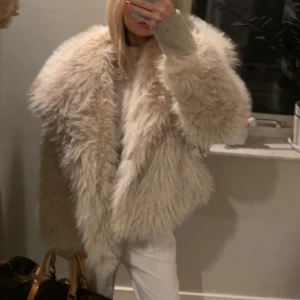 Pälsjacka - Supermjuk beige pälsjacka med bred krage från Dressy. Köpte i vintras men har inte kommit till så mycket användning då jag upplever den som stor i storleken. Använd några gånger bara. 💞 köpte för 799kr