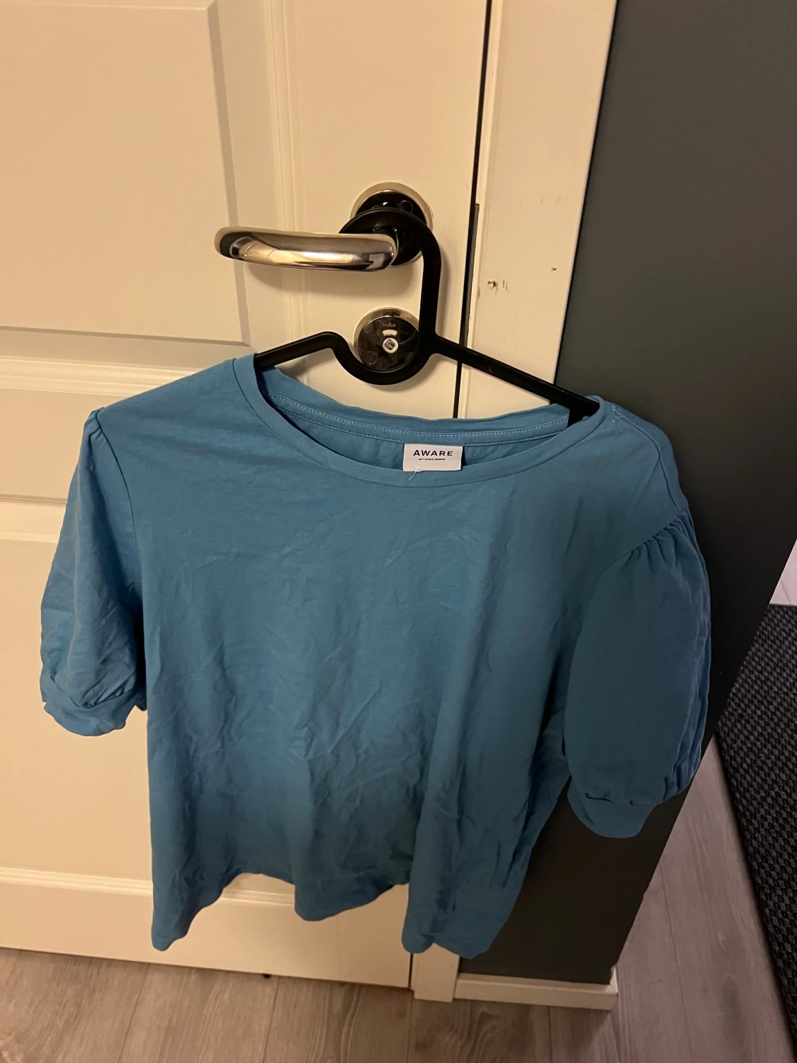 Blå topp från AWARE med puffärm