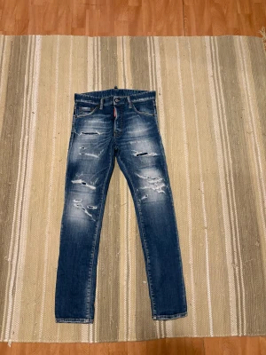 Dsquared2 Jeans - Säljer dom här as feta dsquared jeansen. Haft dom strax under ett år och de är sparsamt använda i mycket bra skick. Pris inte satt i sten. 