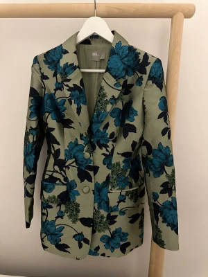 ASOS  - Sommarblommig kavaj från ASOS. Nypris: 1 299 kr.