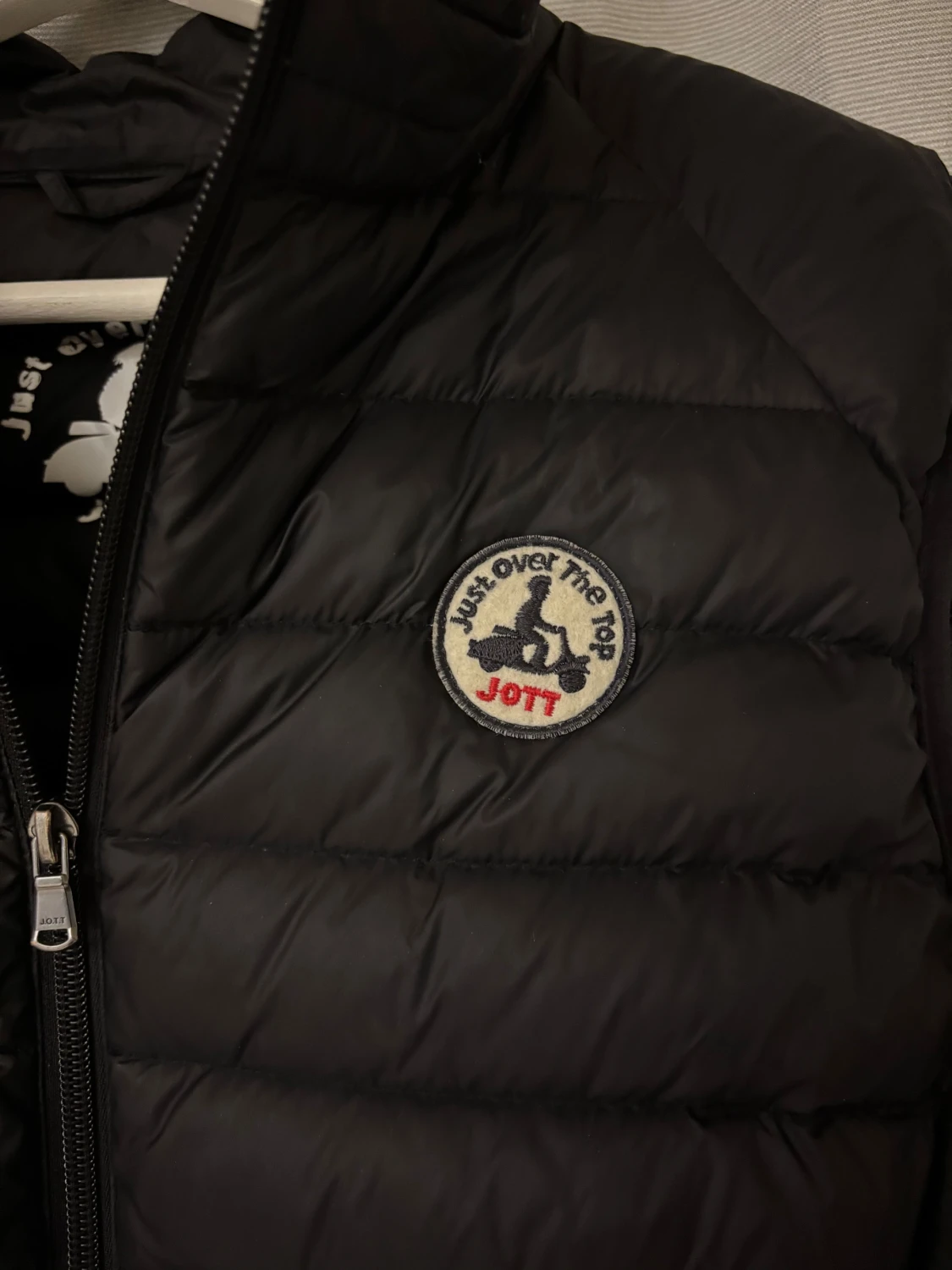 Svart dunväst från JOTT - 1