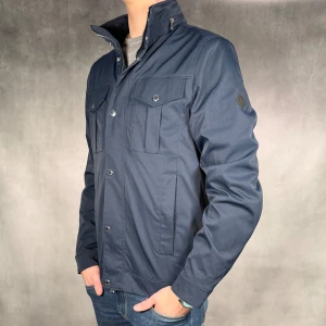 J.Lindeberg Bailey jacka - - J.Lindeberg Bailey— Storlek S — 9,5/10 - Bra skick utan skavanker — Inkluderat - Jacka — Retail 3200kr — Modellen är 180cm, 65kg