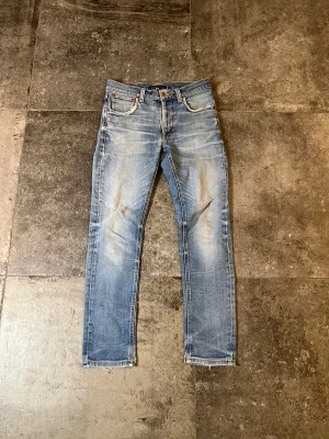 Sjuka Nudie Jeans - Slim Fit - Tja! säljer mina feta lean deans i 28/32 (sitter som 29/32), de är i relativt bra skick med några små slitage som bara gör dem fetare👏🫡 