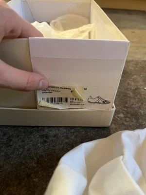 Maison Margiela Gats Paintsplatter - Tja! säljer mina margielas som jag köpte från @rebelrags då de va för små. Skicket är i en 6/10 (se bilder) vilket är otroligt bra med tanke på att dessa är ända från 2013, med det sagt har dom mycket kvar att ge👏 Du kommer antagligen aldrig hitta dessa igen så detta är din chans att slå till, de är i strlk 40,5 men sitter som 41,5 kanske till och med 42🫡