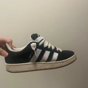Adidas Campus 00 - Adidas Campus – klassiska sneakers i toppskick! Kan skicka fler bilder privat! Säljer mina Adidas Campus för 300 kr. Skorna är i mycket fint skick (använda ett fåtal gånger) Storlek: 42,5  Nypris ca 1200. Rena och fräscha, redo för en ny ägare!  📍Finns i Uppsala 