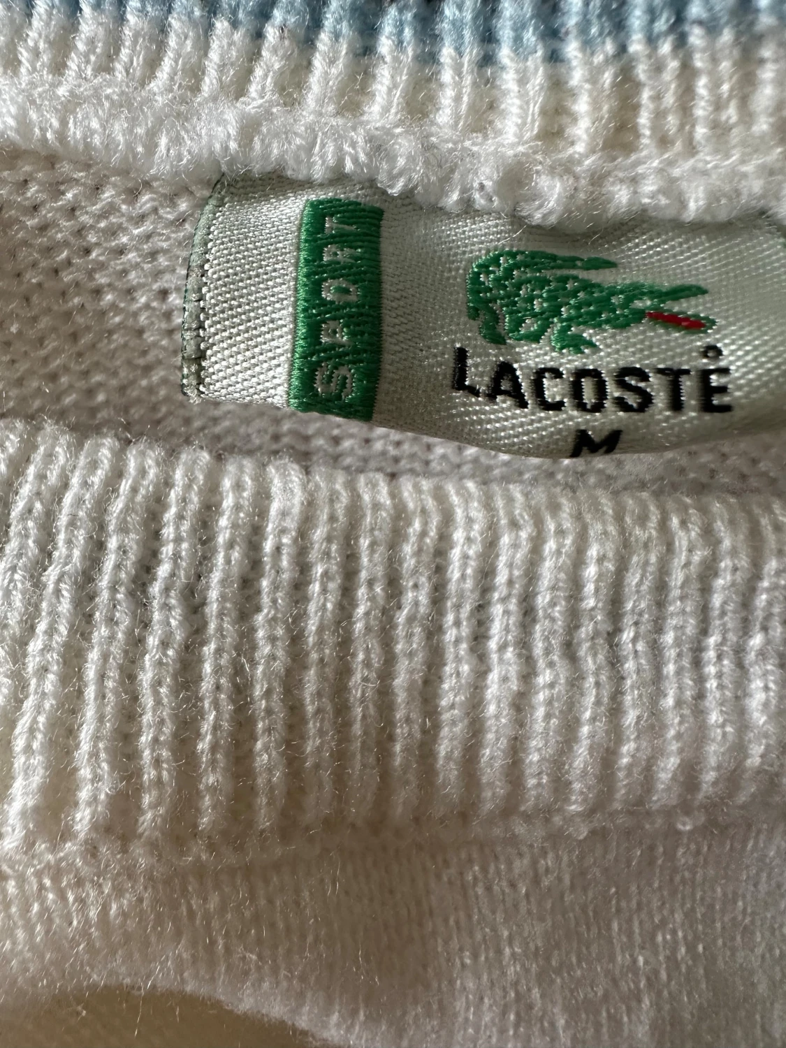 Vit stickad Lacoste tröja med mörkblått band - 2