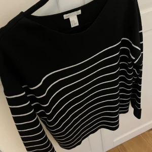 Hm tröja  - Randig tröja från hm, jätte fin men hinner tyvärr inte använda så mycket 
