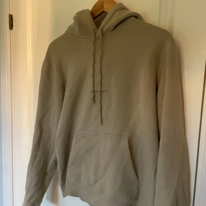 Saint laurent hoddie - Säljer nu denna hoddie då den ej kommer till användning längre, hoddien är köpt här på plick så har tyvärr inget äktighetsbevis men han som ägde den innan sa att den var riktigt så utgår ifrån de. Kom pm vid minsta fundering. Pris kan diskuteras vid snabb affär!  /Max