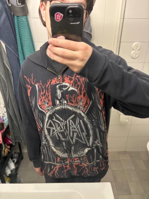 Slayer zip hoodie  - Snygg slayer zip hoodie i storlek xl 🤩kostar 800 spänn på emp där den är köpt 