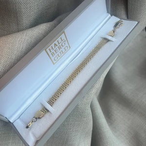 Armband - Material: Stål. Boxen ingår ej, armbandet är ej från Hallbergs Guld.