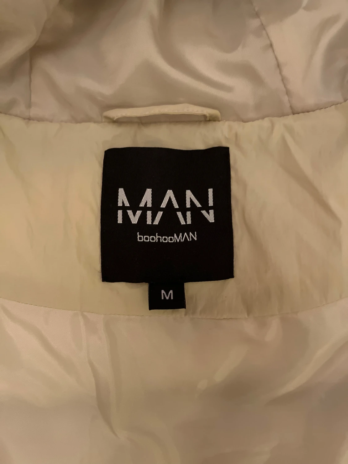 Beige pufferjacka med huva från Boohoo Man