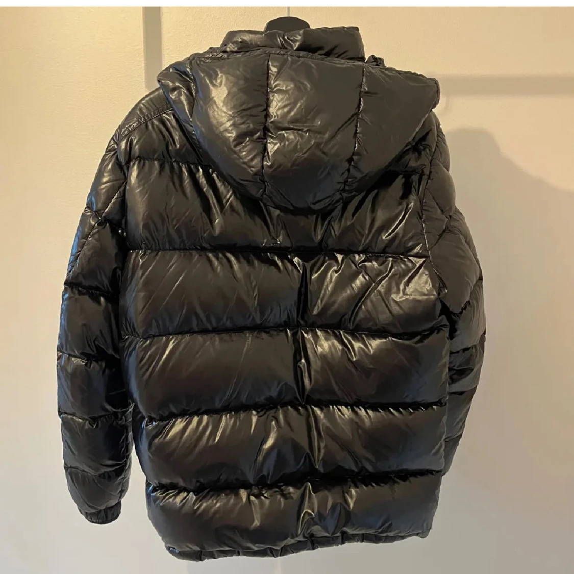 Svart Moncler pufferjacka med huva - 1