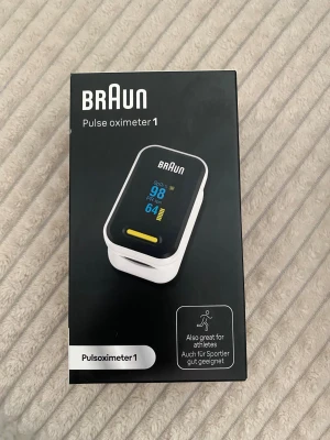 Pulse oximeter 1 - Braun Pulse oximeter 1 mäter syremättnad och puls. Kompakt och lättanvänd med tydlig färgdisplay. Perfekt för idrottare och daglig hälsokontroll. Produkten är ny i förpackning utan synligt slitage eller defekter.