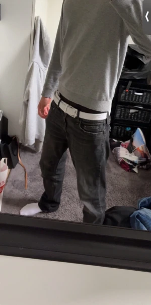 Svarta jeans - Säljer ett par svarta jeansbyxor med klassisk femficksdesign. Byxorna har rak passform och är tillverkade i jeansmaterial. Perfekt för dig som gillar en enkel och stilren look.