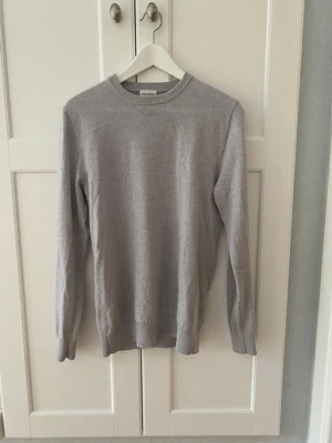 3 st Stickade tröjor från John Henric stl S - 3 st stickade tröjor från John Henric stl S,    100 % merinoull. Ljusgrå, beige och svart. 