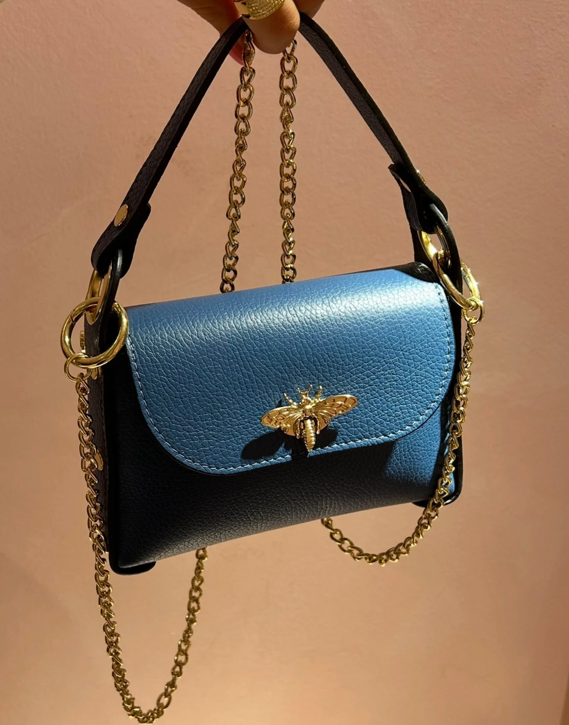 Blå axelväska med gulddetaljer - 1