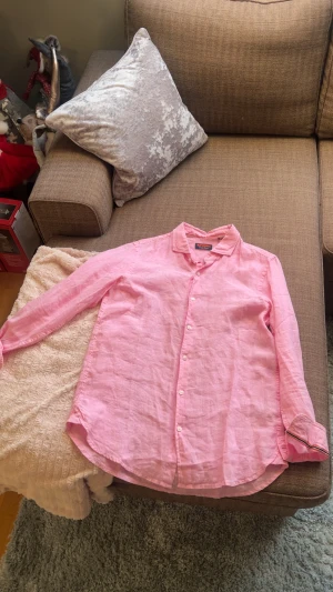 Rosa linneskjorta från Superdry - Fräsch rosa skjorta från Superdry i luftig linnematerial. Klassisk krage, långärmad och med knappar framtill. Helt ny aldrig använd, slet bort lappen dock. ENBART TESTAD!