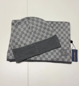 Lv Halsduk och Mössa set - Säljer ett helt ny sett mössa + halsduk aldrig använd. Storlek One size. Snabb frakt, fraktar inom 24h. Kan även mötas i Stockholm. Skriv vid fler frågor