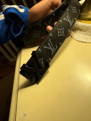 L.  V bälte - svart L.  V Bälte med svart märke har inte anvönts nån gång