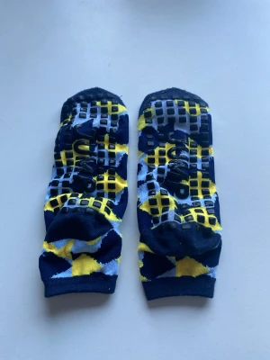 Anti-slip strumpor - Säljer ett par träningsstrumpor från Jump som har halkskydd med svarta gummidetaljer och texten 'JUMP' på undersidan. Använt dom en gång, passar dom flesta då dom är stretchiga 