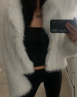 Gina pälsjacka xs - Går att stänga och har fickor! Fin jacka till vinterns hittepå😍Säljer även en svart pälsjacka! Köp båda jackorna för bara 700kr!