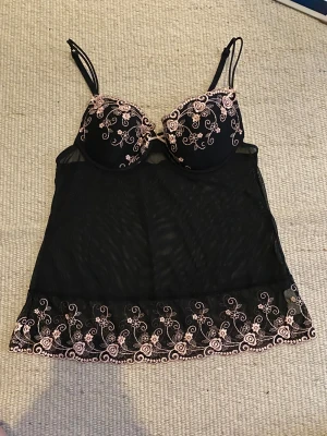 Gullig blommig spets topp - Length: 45cm Waist: 36cm x2 Cup:↕️13cm↔️14cm 