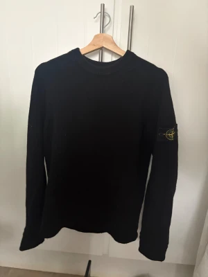 Stine Island ylle sweatshirt  - Jag säljer min stone Island ylle tröja, som är en tjockare och varmare tröja. Använd kanske 20 gånger, nypris ca 3500kr. Går ner i pris vid snabb affär 