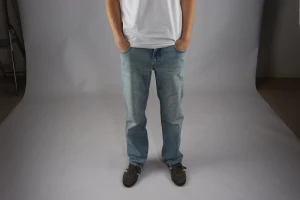 Ljusblå raka jeans - Säljer ett par ljusblå jeans med klassisk rak passform. Jeansen har fem fickor och en avslappnad look, perfekta för en chill stil. Tillverkade i jeansmaterial och passar dig som gillar en enkel och tidlös vibe.