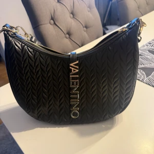 Svart valentino väska  - Helt ny äkta, rymlig valentino väska, helt oanvänd. Längre axelrem medföljer. 1500kr eller bud 