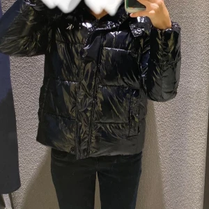 Calvin Klein Vinterjacka  - Svart glansig vinterjacka som passar alla stilar, superbra skick och storlek xs/s skulle jag säga! Skriv för mått eller bättre bilder så fixar jag det, skicka prisförslag!!