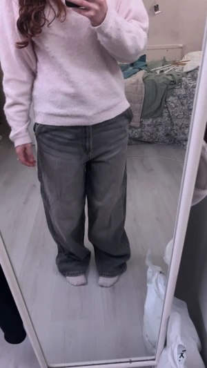 Grå skate jeans med loose fit  - Köpta på bershka och är i väldigt bra skick. Unisex och perfekt för dig som vill ha en snygg skate stil då dom ”stack” väldigt fint