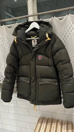 Fjällräven down lite herr (M)  - Hej säljer min fjällräven down lite i storlek M (den smalare modellen!). Säljer den för att jag vill köpa en annan färg men denna är i färgen grön och jackan har inga skador, fläckar eller andra defekter! Köptes förra vintern och använt den väldigt sparsamt och få gånger! Allt og och kvitto finns också!