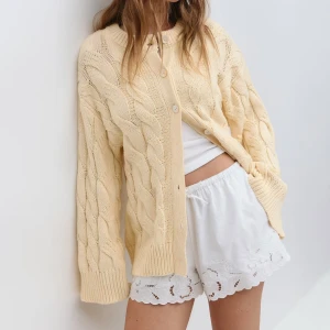 Söker kofta - Söker denna koftan i storlek S. Måste vara helt felfri utan några defekter eller anmärkningar. Kom själv med prisförslag. 💛