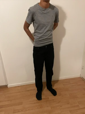 Svarta  straight  jeans  - Säljer ett par svarta jeans med rak passform. Byxorna har klassisk femficksdesign och normal midja. Perfekta för dig som gillar en enkel och stilren look. Passar till det mesta och är riktigt bekväma. Köpt från kidsbrand store för 500kr den passar för längden mellan 170-176 cm 