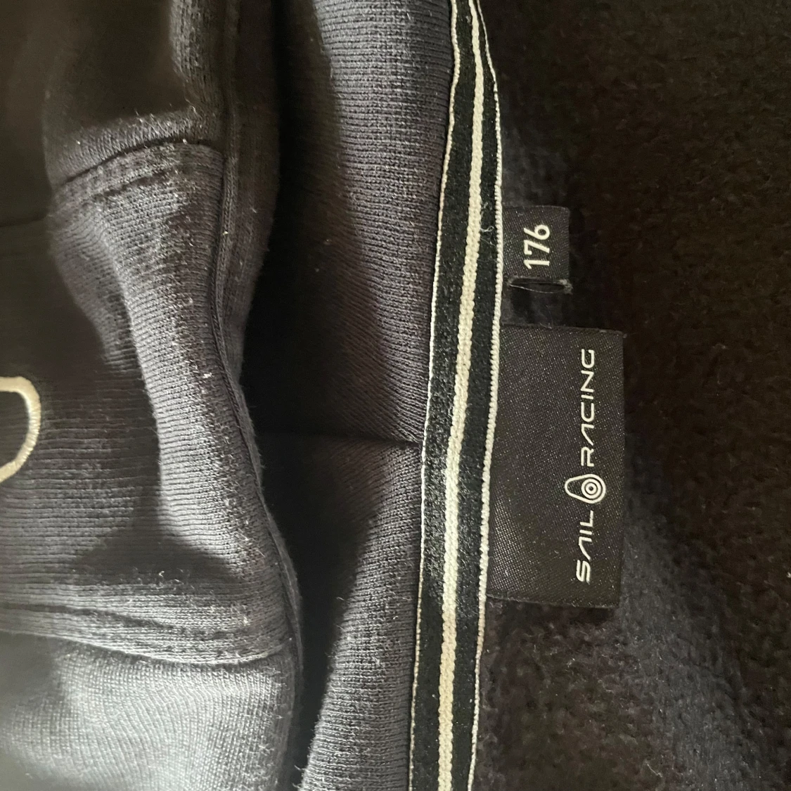 Svart hoodie från Sail Racing - 4