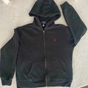 Polo Ralph Lauren Hoodie - Fin hoodie i nyskick. Svart stl junior 14-16 år