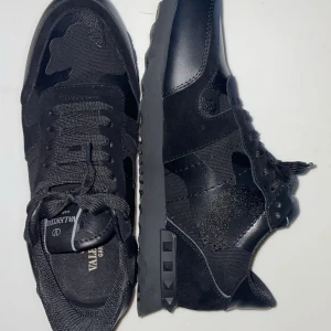 Valentino Garavani Rockrunner sneakers - Säljer mina Valentino Rockrunners då jag användt 2-3 gånger passade ej min storlek då jag har bredda fötter. /// jag kan tänka mig att sänka priset 