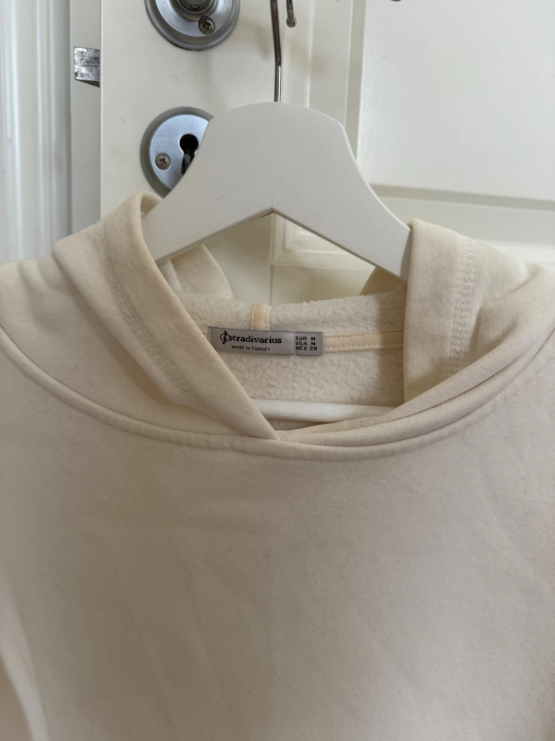 Vit hoodie från Stradivarius - 3